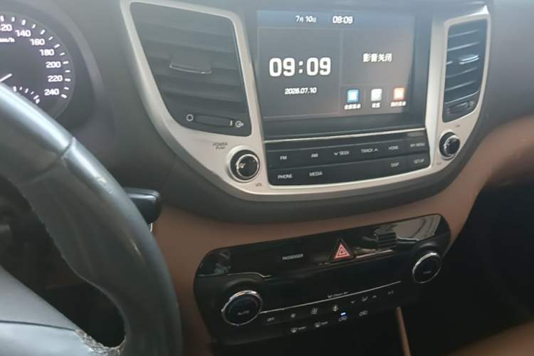 Used Hyundai Tucson 2015 1.6T Dual-Clutch Two-Wheel-Drive Smart Model Audio And AC Panel