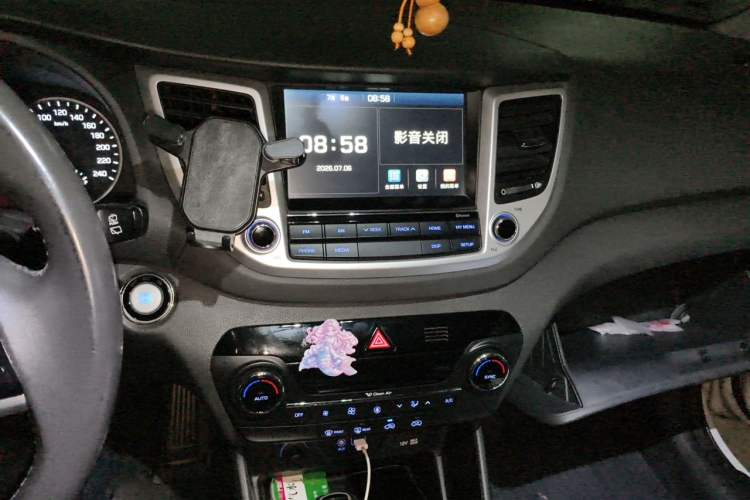 Used Hyundai Tucson 2015 1.6T Dual-Clutch Two-Wheel-Drive Smart Model Audio And AC Panel
