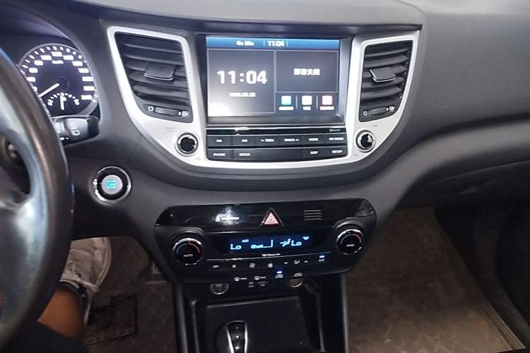 Used Hyundai Tucson 2015 1.6T Dual-Clutch Two-Wheel-Drive Smart Model Audio And AC Panel