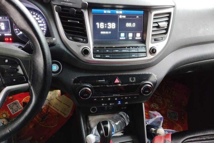 Used Hyundai Tucson 2015 1.6T Dual-Clutch Two-Wheel-Drive Leading Model Audio And AC Panel