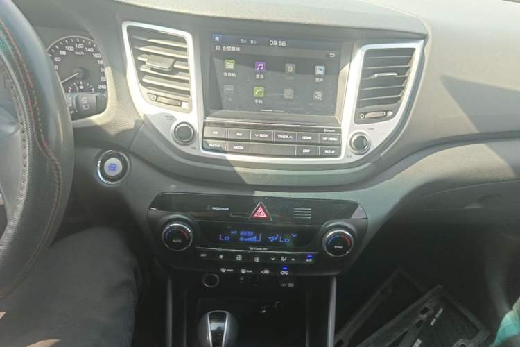 Used Hyundai Tucson 2015 1.6T Dual-Clutch Two-Wheel-Drive Smart Model Audio And AC Panel