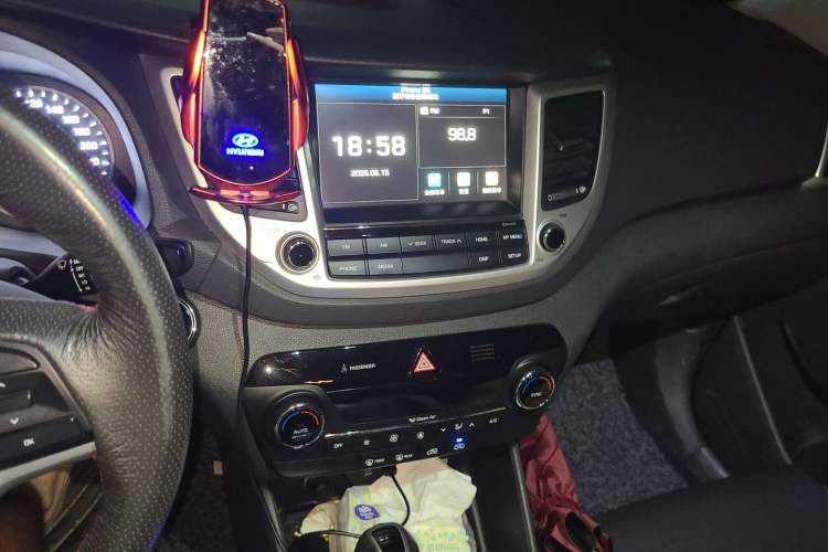 Used Hyundai Tucson 2015 1.6T Dual-Clutch Two-Wheel-Drive Smart Model Audio And AC Panel