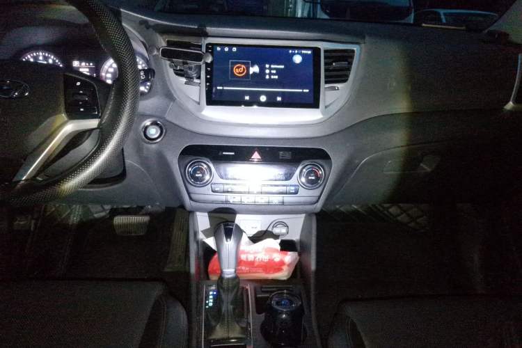 Used Hyundai Tucson 2015 1.6T Dual-Clutch Two-Wheel-Drive Smart Model Audio And AC Panel