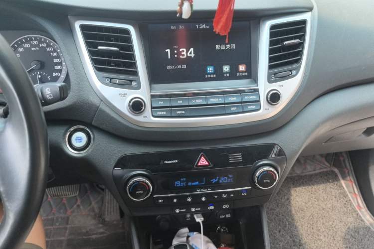 Used Hyundai Tucson 2015 1.6T Dual-Clutch Two-Wheel-Drive Leading Model Audio And AC Panel