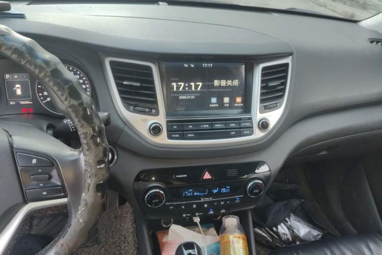 Used Hyundai Tucson 2015 1.6T Dual-Clutch Two-Wheel-Drive Smart Model Audio And AC Panel