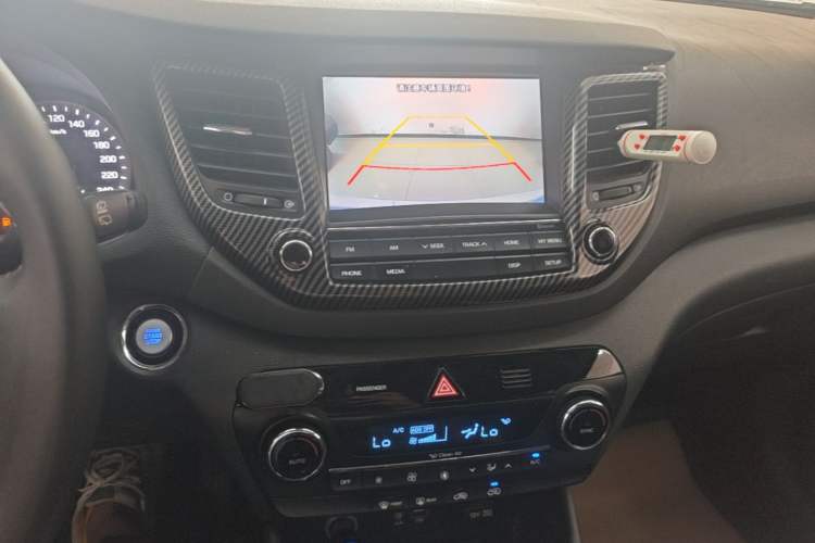 Used Hyundai Tucson 2015 1.6T Dual-Clutch Two-Wheel-Drive Leading Model Audio And AC Panel