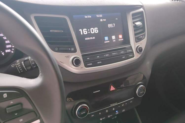 Used Hyundai Tucson 2015 1.6T Dual-Clutch Two-Wheel-Drive Smart Model Audio And AC Panel