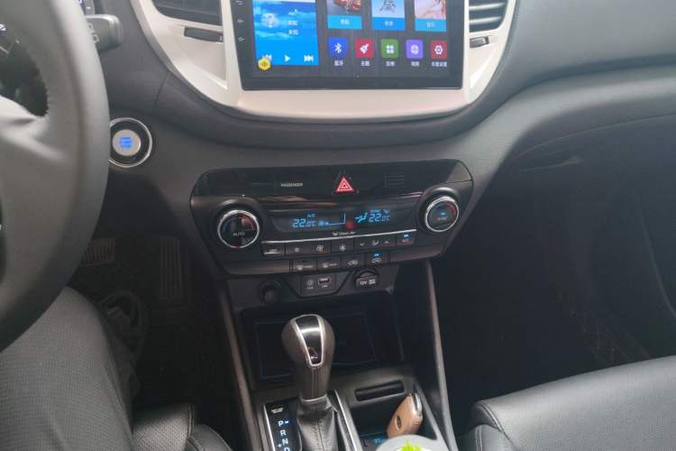 Used Hyundai Tucson 2015 1.6T Dual-Clutch Two-Wheel-Drive Smart Model Audio And AC Panel