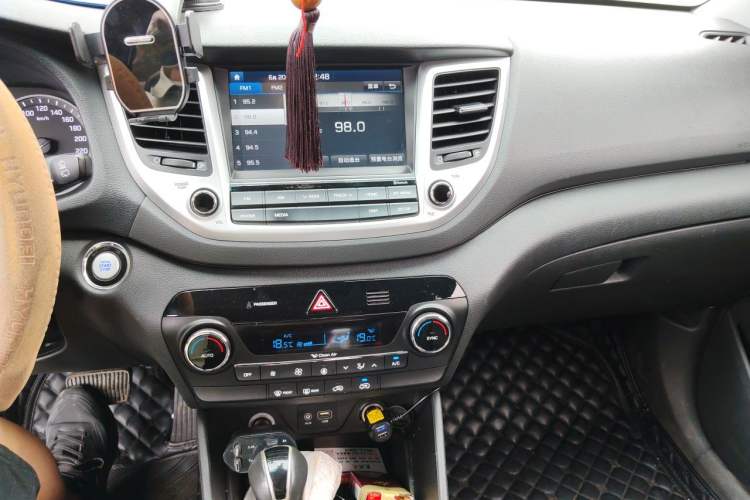Used Hyundai Tucson 2015 1.6T Dual-Clutch Two-Wheel-Drive Smart Model Audio And AC Panel