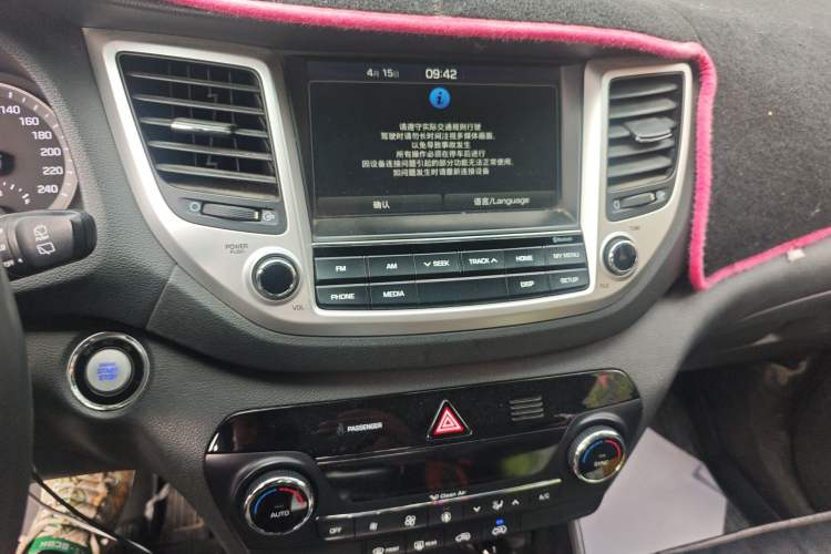 Used Hyundai Tucson 2015 1.6T Dual-Clutch Two-Wheel-Drive Leading Model Audio And AC Panel