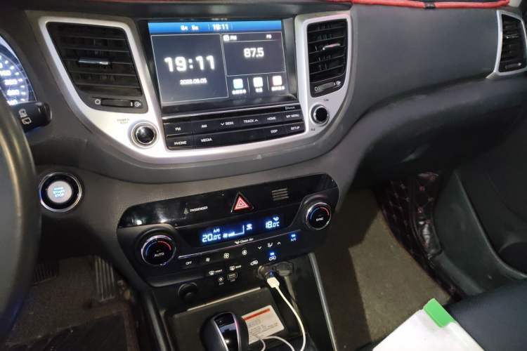 Used Hyundai Tucson 2015 1.6T Dual-Clutch Two-Wheel-Drive Smart Model Audio And AC Panel