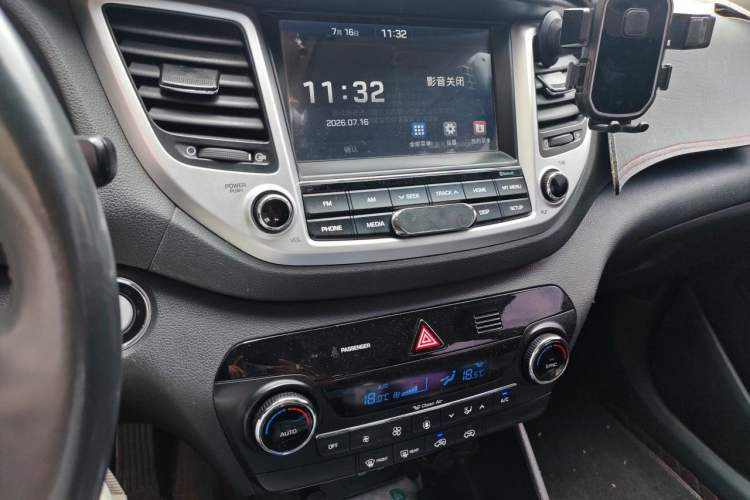 Used Hyundai Tucson 2015 1.6T Dual-Clutch Two-Wheel-Drive Smart Model Audio And AC Panel
