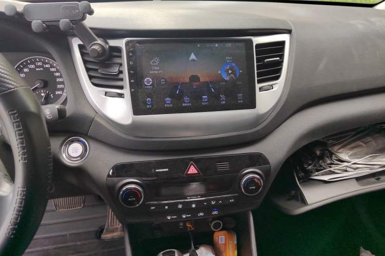 Used Hyundai Tucson 2015 1.6T Dual-Clutch Two-Wheel-Drive Leading Model Audio And AC Panel