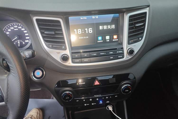 Used Hyundai Tucson 2015 1.6T Dual-Clutch Two-Wheel-Drive Smart Model Audio And AC Panel