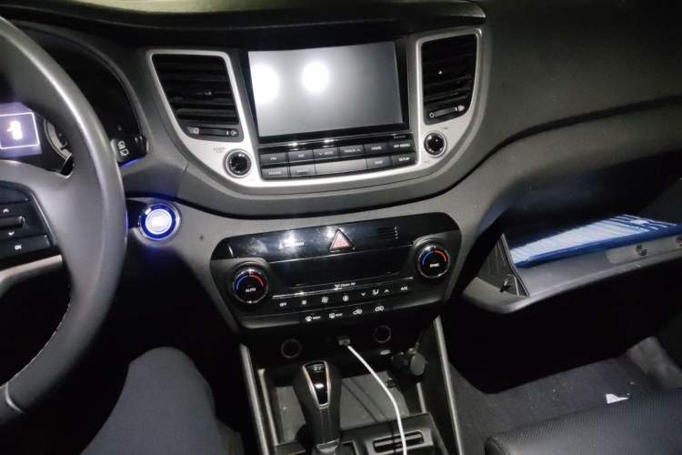 Used Hyundai Tucson 2015 1.6T Dual-Clutch Two-Wheel-Drive Smart Model Audio And AC Panel
