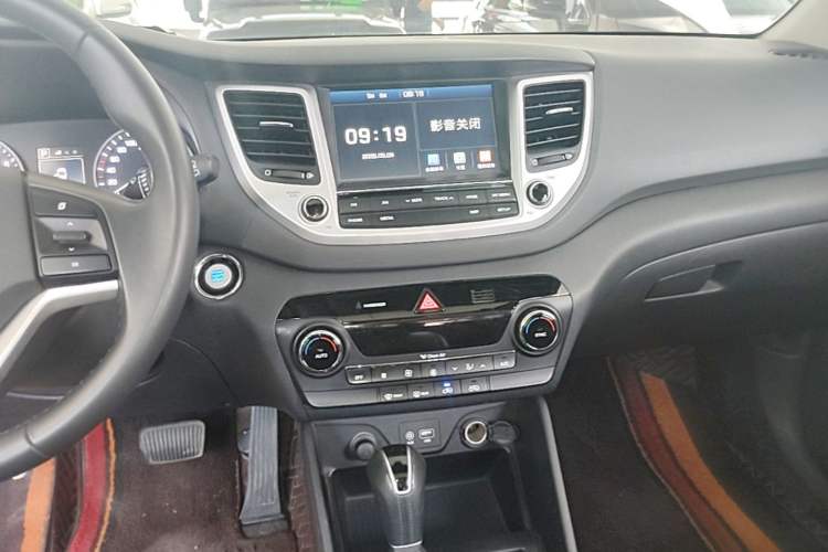 Used Hyundai Tucson 2015 1.6T Dual-Clutch Two-Wheel-Drive Smart Model Audio And AC Panel