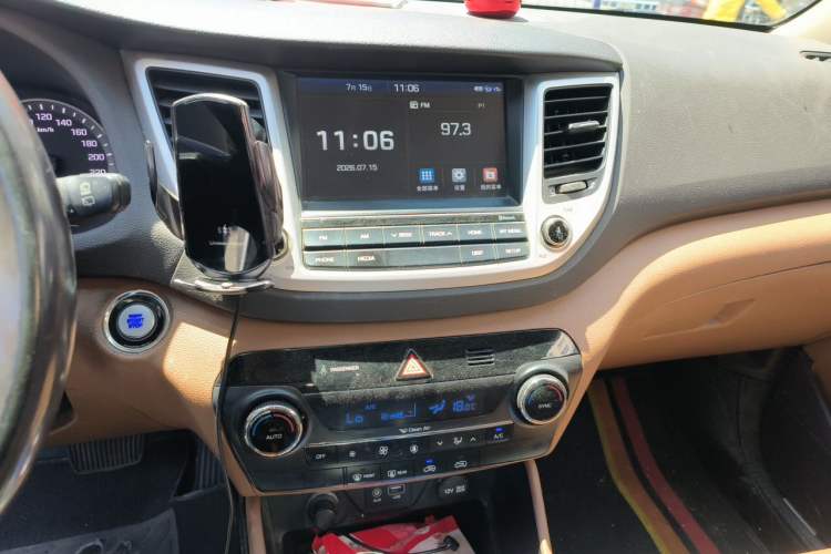 Used Hyundai Tucson 2015 1.6T Dual-Clutch Two-Wheel-Drive Smart Model Audio And AC Panel