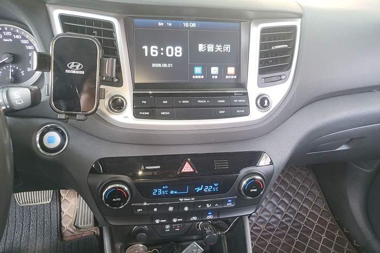 Used Hyundai Tucson 2015 1.6T Dual-Clutch Two-Wheel-Drive Smart Model Audio And AC Panel