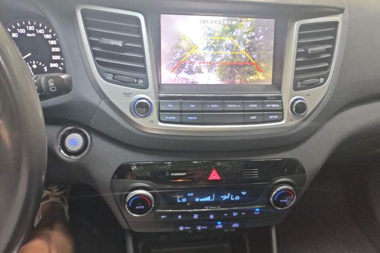 Used Hyundai Tucson 2015 1.6T Dual-Clutch Two-Wheel-Drive Smart Model Audio And AC Panel