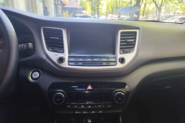 Used Hyundai Tucson 2015 1.6T Dual-Clutch Two-Wheel-Drive Smart Model Audio And AC Panel