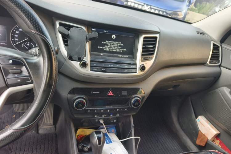 Used Hyundai Tucson 2015 1.6T Dual-Clutch Two-Wheel-Drive Smart Model Audio And AC Panel