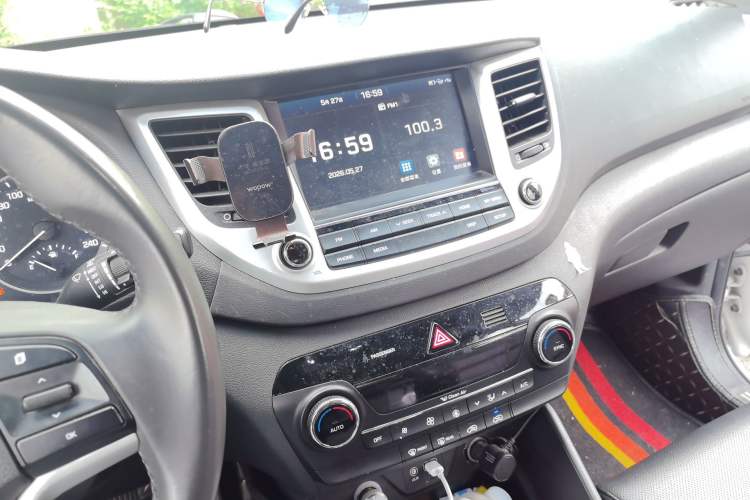 Used Hyundai Tucson 2015 1.6T Dual-Clutch Two-Wheel-Drive Smart Model Audio And AC Panel