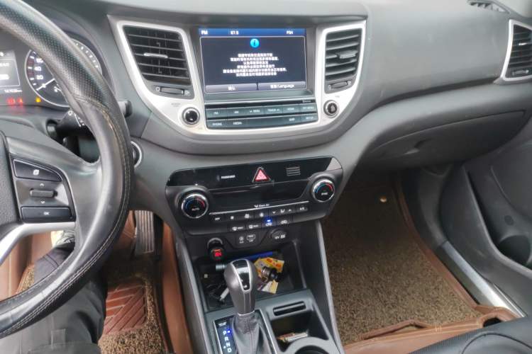 Used Hyundai Tucson 2015 1.6T Dual-Clutch Two-Wheel-Drive Smart Model Audio And AC Panel