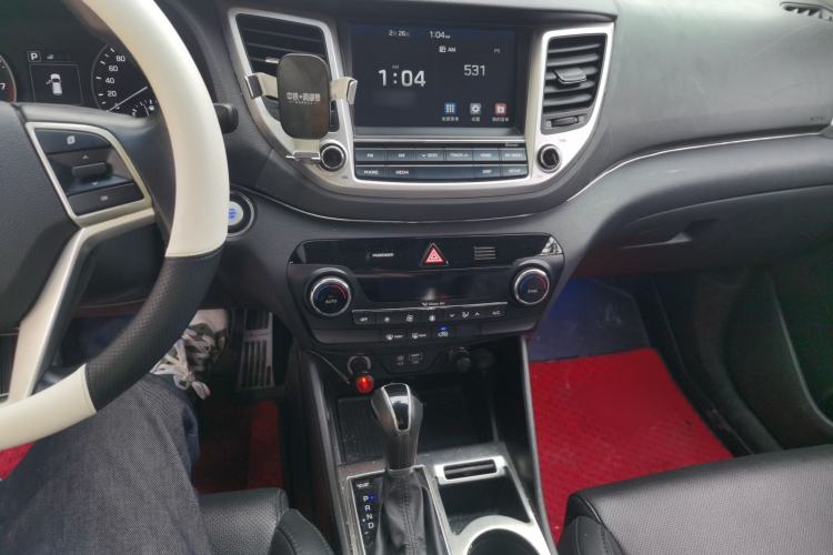 Used Hyundai Tucson 2015 1.6T Dual-Clutch Two-Wheel-Drive Smart Model Audio And AC Panel