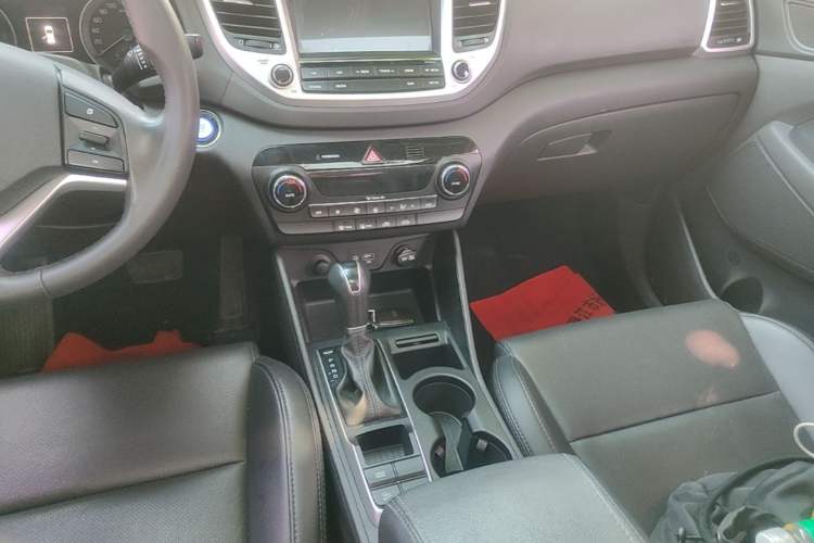 Used Hyundai Tucson 2015 1.6T Dual-Clutch Two-Wheel-Drive Smart Model Audio And AC Panel