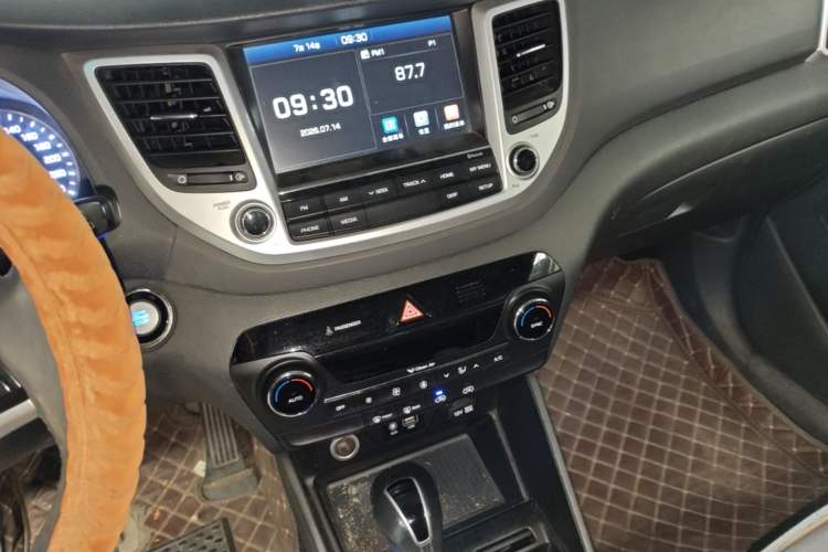 Used Hyundai Tucson 2015 1.6T Dual-Clutch Two-Wheel-Drive Smart Model Audio And AC Panel
