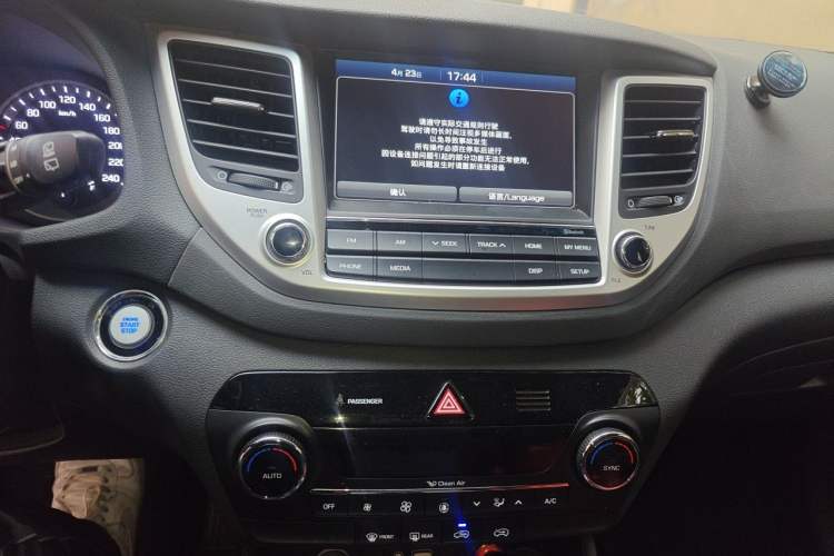 Used Hyundai Tucson 2015 1.6T Dual-Clutch Two-Wheel-Drive Smart Model Audio And AC Panel
