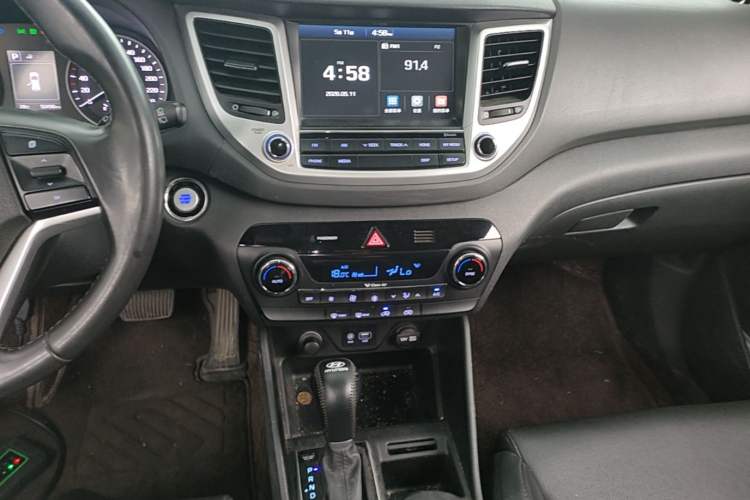 Used Hyundai Tucson 2015 1.6T Dual-Clutch Two-Wheel-Drive Smart Model Audio And AC Panel