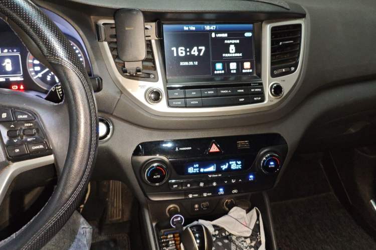 Used Hyundai Tucson 2015 1.6T Dual-Clutch Two-Wheel-Drive Smart Model Audio And AC Panel