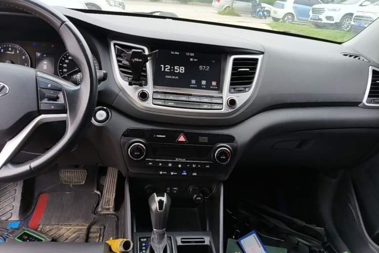 Used Hyundai Tucson 2015 1.6T Dual-Clutch Two-Wheel-Drive Smart Model Audio And AC Panel