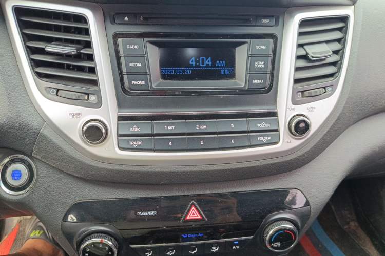 Used Hyundai Tucson 2015 2.0L Automatic Two-Wheel Drive Smart Version Audio And AC Panel