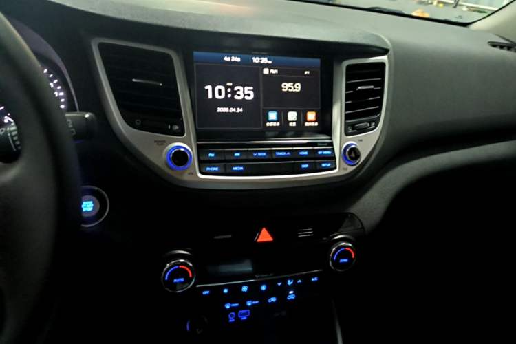 Used Hyundai Tucson 2015 1.6T Dual-Clutch Two-Wheel-Drive Smart Model Audio And AC Panel