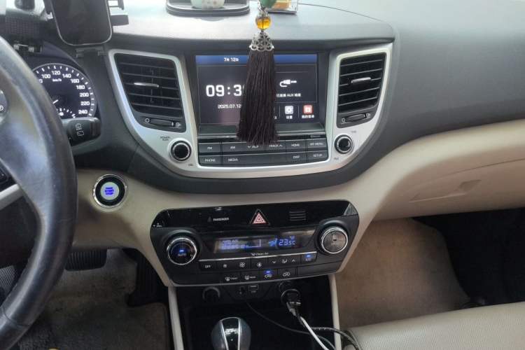 Used Hyundai Tucson 2015 1.6T Dual-Clutch Two-Wheel-Drive Smart Model Audio And AC Panel