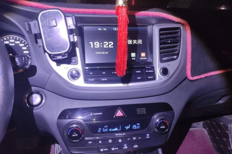 Used Hyundai Tucson 2015 1.6T Dual-Clutch Two-Wheel-Drive Smart Model Audio And AC Panel