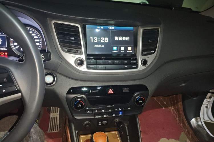 Used Hyundai Tucson 2015 1.6T Dual-Clutch Two-Wheel-Drive Smart Model Audio And AC Panel