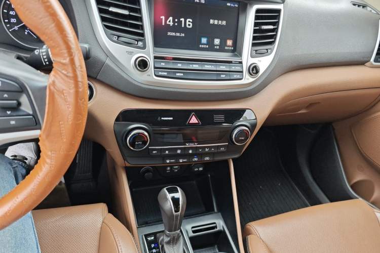 Used Hyundai Tucson 2015 1.6T Dual-Clutch Two-Wheel-Drive Smart Model Audio And AC Panel