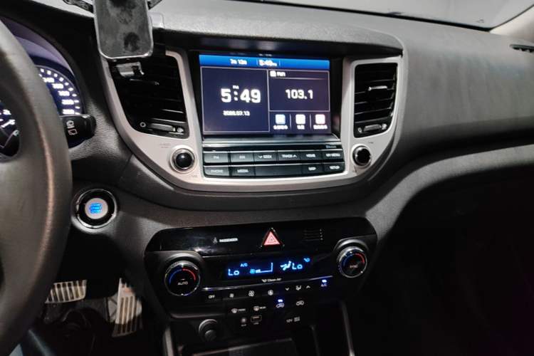 Used Hyundai Tucson 2015 1.6T Dual-Clutch Two-Wheel-Drive Smart Model Audio And AC Panel