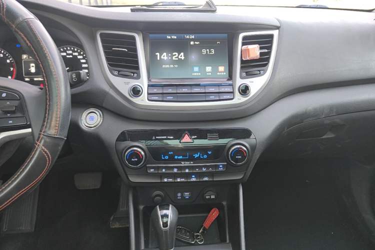 Used Hyundai Tucson 2015 1.6T Dual-Clutch Two-Wheel-Drive Smart Model Audio And AC Panel