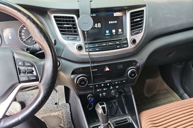 Used Hyundai Tucson 2015 1.6T Dual-Clutch Two-Wheel-Drive Smart Model Audio And AC Panel