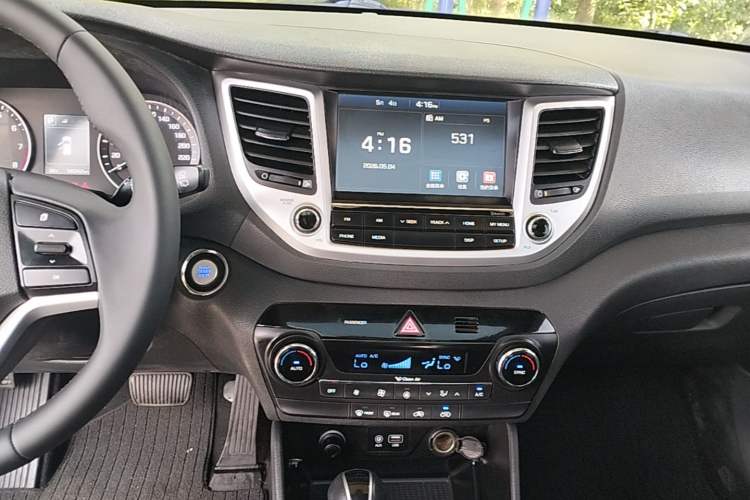 Used Hyundai Tucson 2015 1.6T Dual-Clutch Two-Wheel-Drive Smart Model Audio And AC Panel