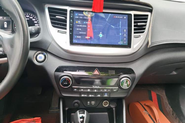 Used Hyundai Tucson 2015 1.6T Dual-Clutch Two-Wheel-Drive Smart Model Audio And AC Panel
