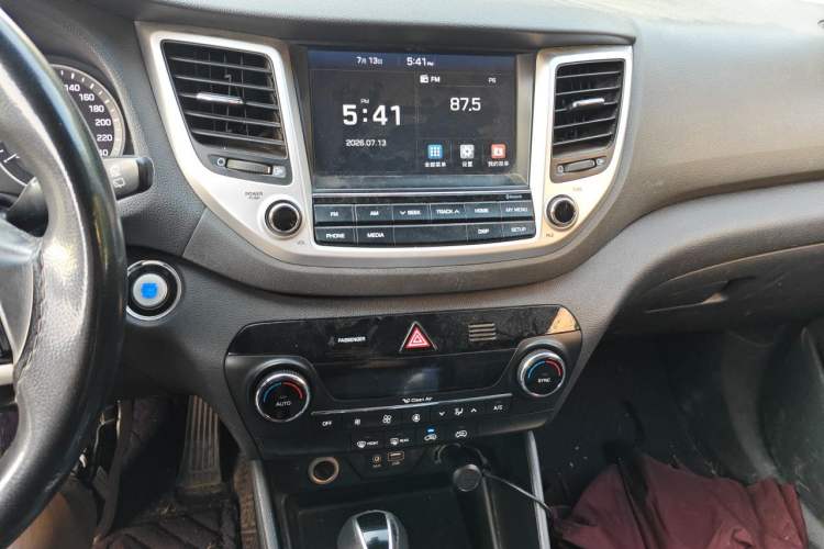 Used Hyundai Tucson 2015 1.6T Dual-Clutch Two-Wheel-Drive Smart Model Audio And AC Panel