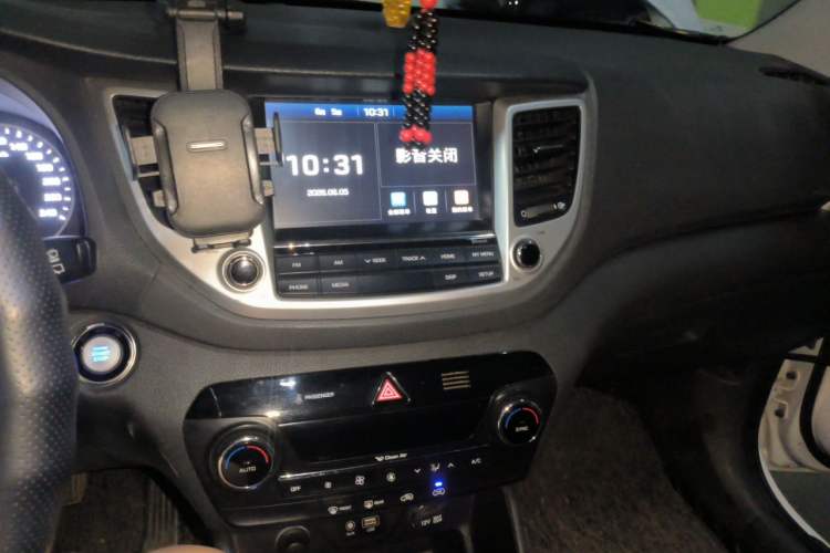 Used Hyundai Tucson 2015 1.6T Dual-Clutch Two-Wheel-Drive Leading Model Audio And AC Panel