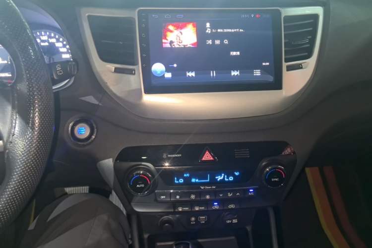 Used Hyundai Tucson 2015 1.6T Dual-Clutch Two-Wheel-Drive Smart Model Audio And AC Panel