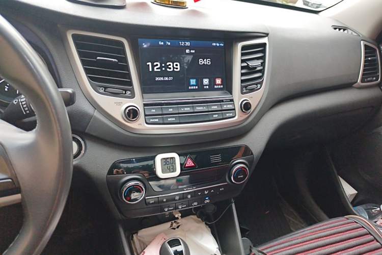 Used Hyundai Tucson 2015 1.6T Dual-Clutch Two-Wheel-Drive Smart Model Audio And AC Panel