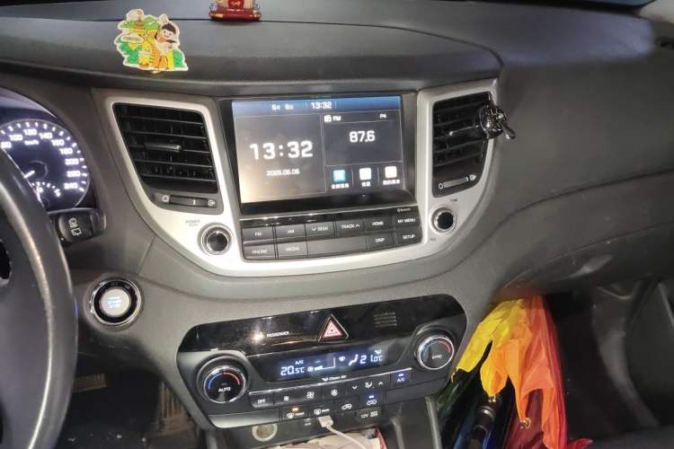 Used Hyundai Tucson 2015 1.6T Dual-Clutch Two-Wheel-Drive Smart Model Audio And AC Panel